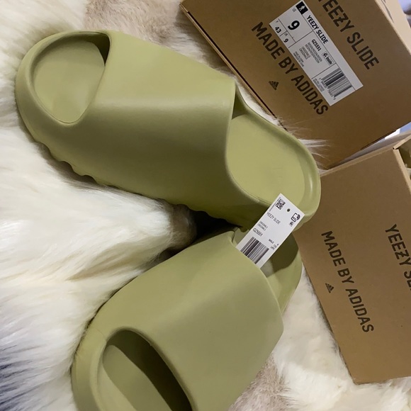 Adidas Resin Men’s Yeezy Slides - Picture 1 of 8